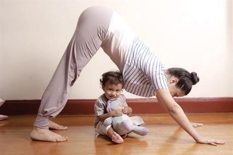 Una sola postura de yoga al día ayuda a mejorar la curvatura de la columna bebeyoga