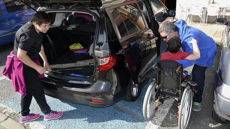 Les rajan las ruedas de los coches por denunciar el mal uso de las plazas para personas con movilidad reducida