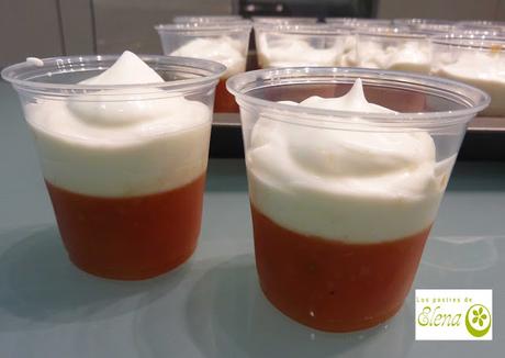 Vasitos de gelatina de tomate con crema de quesos
