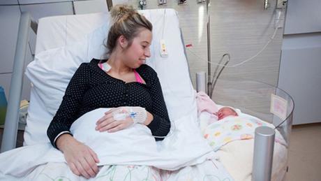 Cama de hospital con cuna para fomentar el apego inmediato entre la madre y su bebé