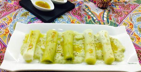 Puerros templados en vinagreta sobre crema