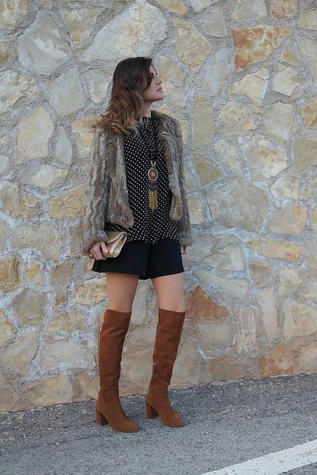 Blusa de lunares+Short negro+Mosqueteras camel, tendencia 2016