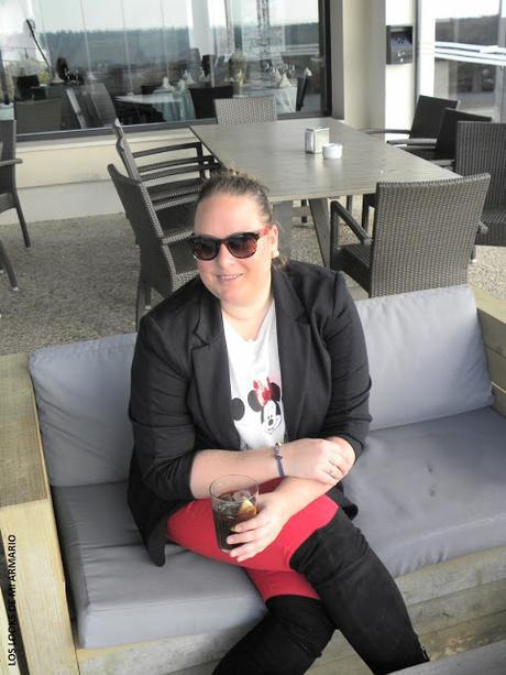 look-jeans-rojos-camiseta-lentejuelas-blanca-blazer-negra-over-knee-boots-talla-grande-los-looks-de-mi-armario-blogger-madrid-plus-size-curvy http://www.loslooksdemiarmario.com/2016/01/today-is-amazing-look-curvy.html