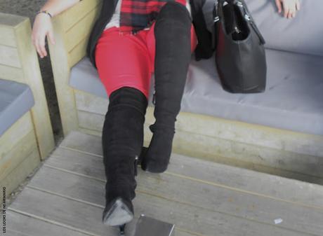 look-jeans-rojos-camiseta-lentejuelas-blanca-blazer-negra-over-knee-boots-talla-grande-los-looks-de-mi-armario-blogger-madrid-plus-size-curvy http://www.loslooksdemiarmario.com/2016/01/today-is-amazing-look-curvy.html