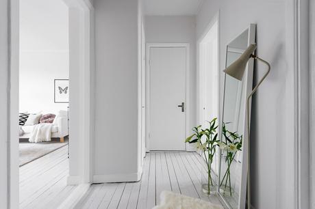 Blanco y nórdico: Un apartamento luminoso y amplio.