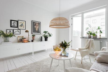 Blanco y nórdico: Un apartamento luminoso y amplio.