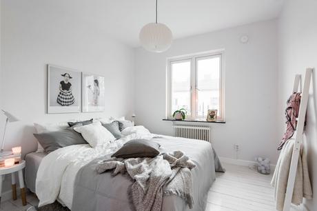 Blanco y nórdico: Un apartamento luminoso y amplio.