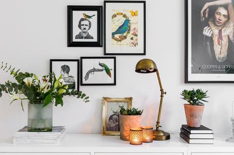 Blanco y nórdico: Un apartamento luminoso y amplio.
