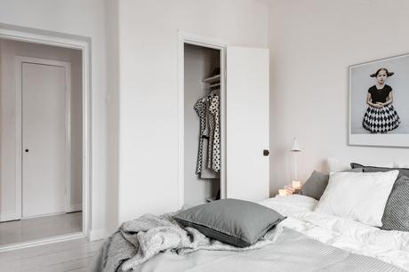 Blanco y nórdico: Un apartamento luminoso y amplio.