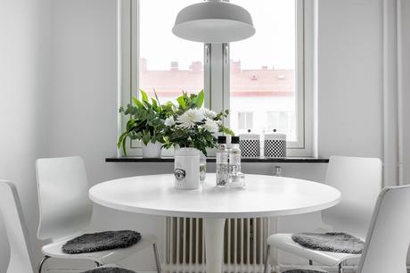 Blanco y nórdico: Un apartamento luminoso y amplio.