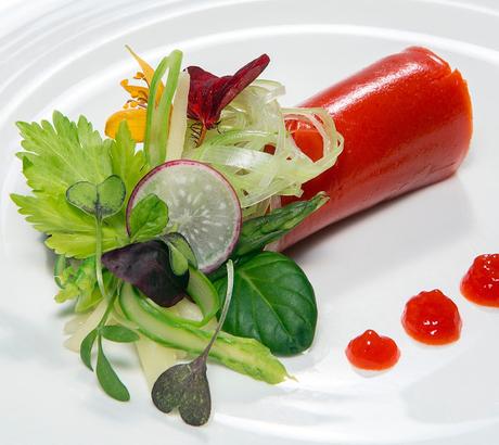 #366Recetas (4)  Canelón de pimiento relleno de bacalao, bouquet de hojas y hortalizas