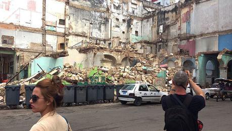 Turismo floreciente en Cuba: expectativas, retos y nuevos récords para 2016 Ruinas para turistas: Prado y Teniente Rey, la 'esquina del pecado'. (14ymedio)