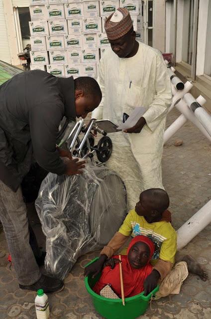 Nació sin cuerpo y vive en un barreño