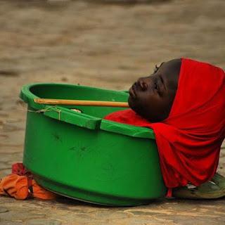 Nació sin cuerpo y vive en un barreño