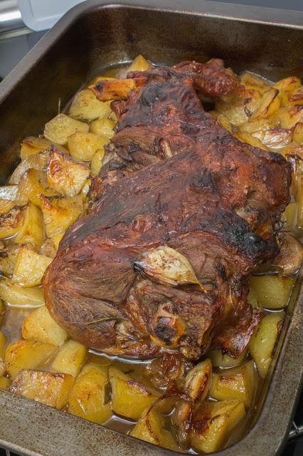 Pata de cordero al horno con Oporto y romero