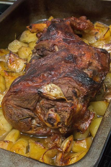 Pata de cordero al horno con Oporto y romero
