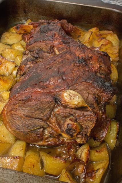 Pata de cordero al horno con Oporto y romero