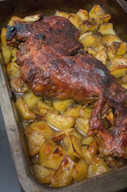 Pata de cordero al horno con Oporto y romero