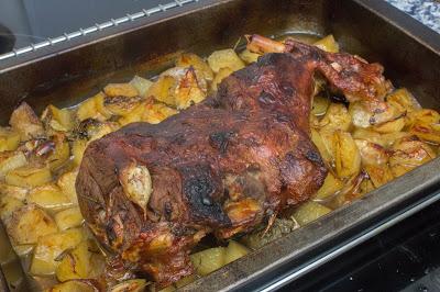 Pata de cordero al horno con Oporto y romero