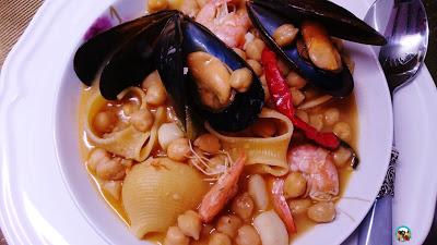 Guiso de mariscos con garbanzos