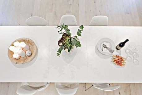 decoración comedores blancos decoblog estilo nórdico iluminación natural ventanas abuhardilladas Suelos de roble macizo pisos nórdicos distribución diáfana blog decoración mármol decoración de interiores 