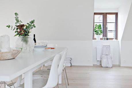 decoración comedores blancos decoblog estilo nórdico iluminación natural ventanas abuhardilladas Suelos de roble macizo pisos nórdicos distribución diáfana blog decoración mármol decoración de interiores 