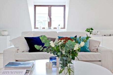 decoración comedores blancos decoblog estilo nórdico iluminación natural ventanas abuhardilladas Suelos de roble macizo pisos nórdicos distribución diáfana blog decoración mármol decoración de interiores 