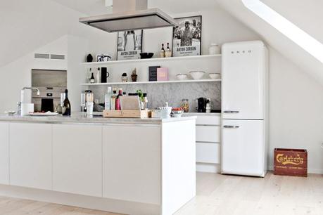 decoración comedores blancos decoblog estilo nórdico iluminación natural ventanas abuhardilladas Suelos de roble macizo pisos nórdicos distribución diáfana blog decoración mármol decoración de interiores 