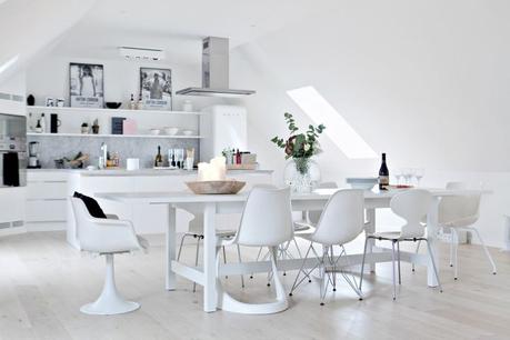 decoración comedores blancos decoblog estilo nórdico iluminación natural ventanas abuhardilladas Suelos de roble macizo pisos nórdicos distribución diáfana blog decoración mármol decoración de interiores 