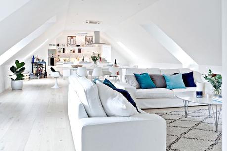 decoración comedores blancos decoblog estilo nórdico iluminación natural ventanas abuhardilladas Suelos de roble macizo pisos nórdicos distribución diáfana blog decoración mármol decoración de interiores 