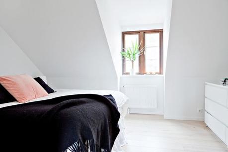 decoración comedores blancos decoblog estilo nórdico iluminación natural ventanas abuhardilladas Suelos de roble macizo pisos nórdicos distribución diáfana blog decoración mármol decoración de interiores 