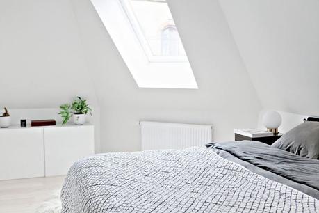 decoración comedores blancos decoblog estilo nórdico iluminación natural ventanas abuhardilladas Suelos de roble macizo pisos nórdicos distribución diáfana blog decoración mármol decoración de interiores 