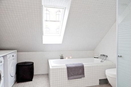 decoración comedores blancos decoblog estilo nórdico iluminación natural ventanas abuhardilladas Suelos de roble macizo pisos nórdicos distribución diáfana blog decoración mármol decoración de interiores 