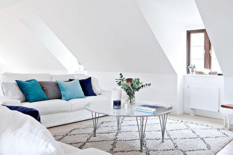 decoración comedores blancos decoblog estilo nórdico iluminación natural ventanas abuhardilladas Suelos de roble macizo pisos nórdicos distribución diáfana blog decoración mármol decoración de interiores 