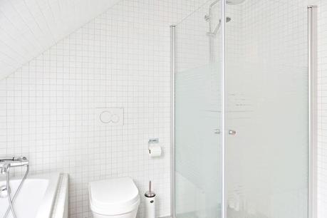 decoración comedores blancos decoblog estilo nórdico iluminación natural ventanas abuhardilladas Suelos de roble macizo pisos nórdicos distribución diáfana blog decoración mármol decoración de interiores 