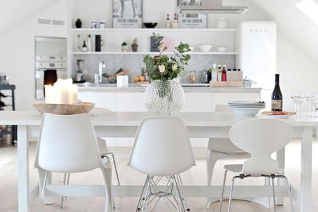 decoración comedores blancos decoblog estilo nórdico iluminación natural ventanas abuhardilladas Suelos de roble macizo pisos nórdicos distribución diáfana blog decoración mármol decoración de interiores 