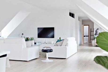 decoración comedores blancos decoblog estilo nórdico iluminación natural ventanas abuhardilladas Suelos de roble macizo pisos nórdicos distribución diáfana blog decoración mármol decoración de interiores 