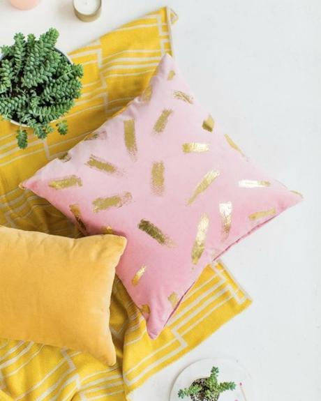 DIY: Cojín con pinceladas doradas