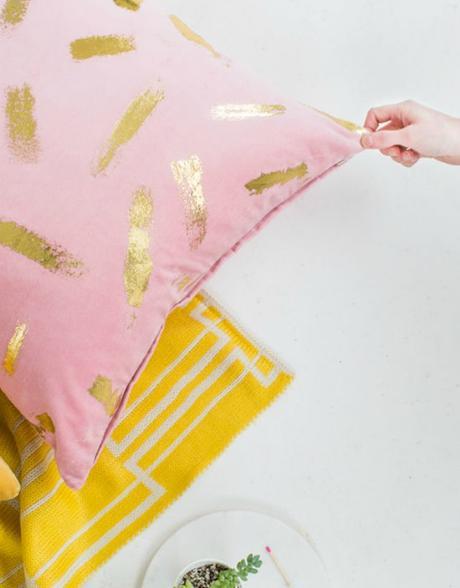 DIY: Cojín con pinceladas doradas