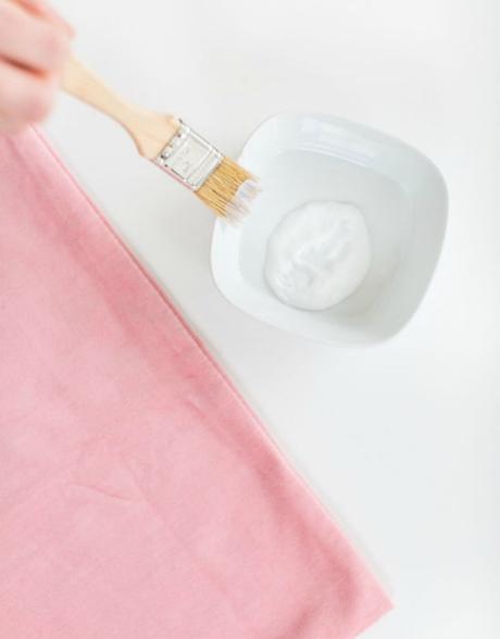 DIY: Cojín con pinceladas doradas