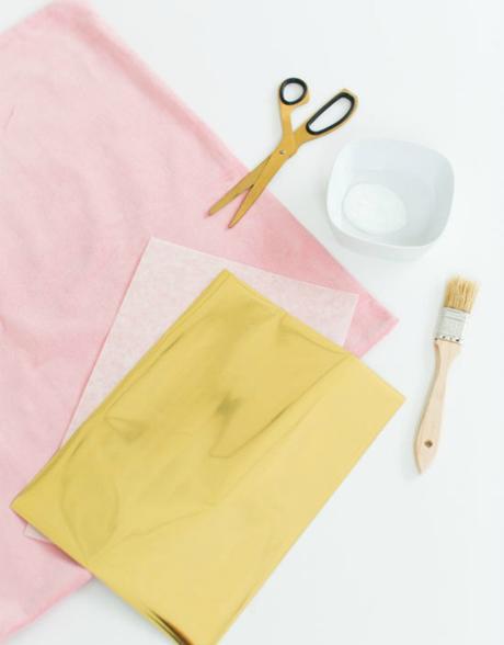 DIY: Cojín con pinceladas doradas