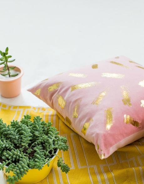 DIY: Cojín con pinceladas doradas