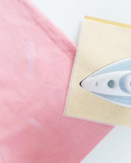 DIY: Cojín con pinceladas doradas