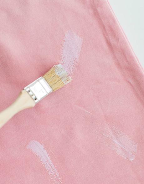 DIY: Cojín con pinceladas doradas