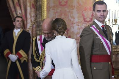 Dña. Letizia repite Varela y bolso asturiano en la Pascua Militar