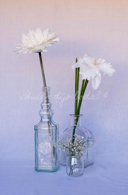 Flores de tela blancas en recipientes de cristal