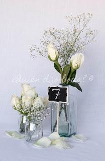 Decoración para mesas de la recepción con rosas blancas y paniculata y número de mesa en pizarra