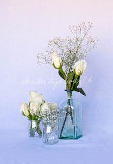 Decoración para mesas de la recepción con rosas blancas y paniculata
