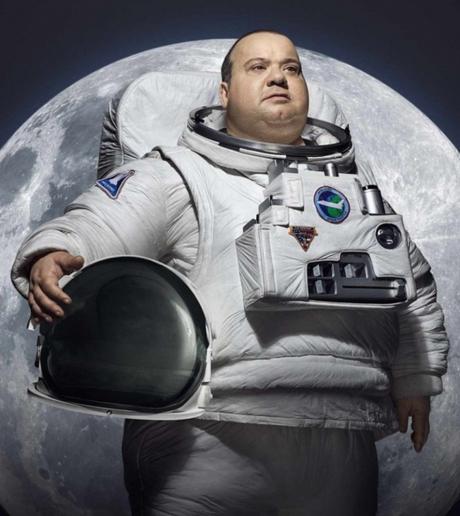 Publicidad de un hombre astronauta obeso 
