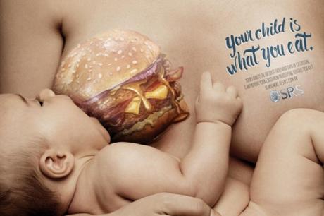 Publicidad de una mujer amamantando a su bebé con un pecho en forma de hamburguesa 